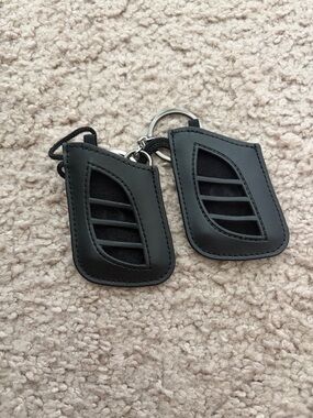 Black Leatherette Leaf Cutout Key Fob Keychain Set